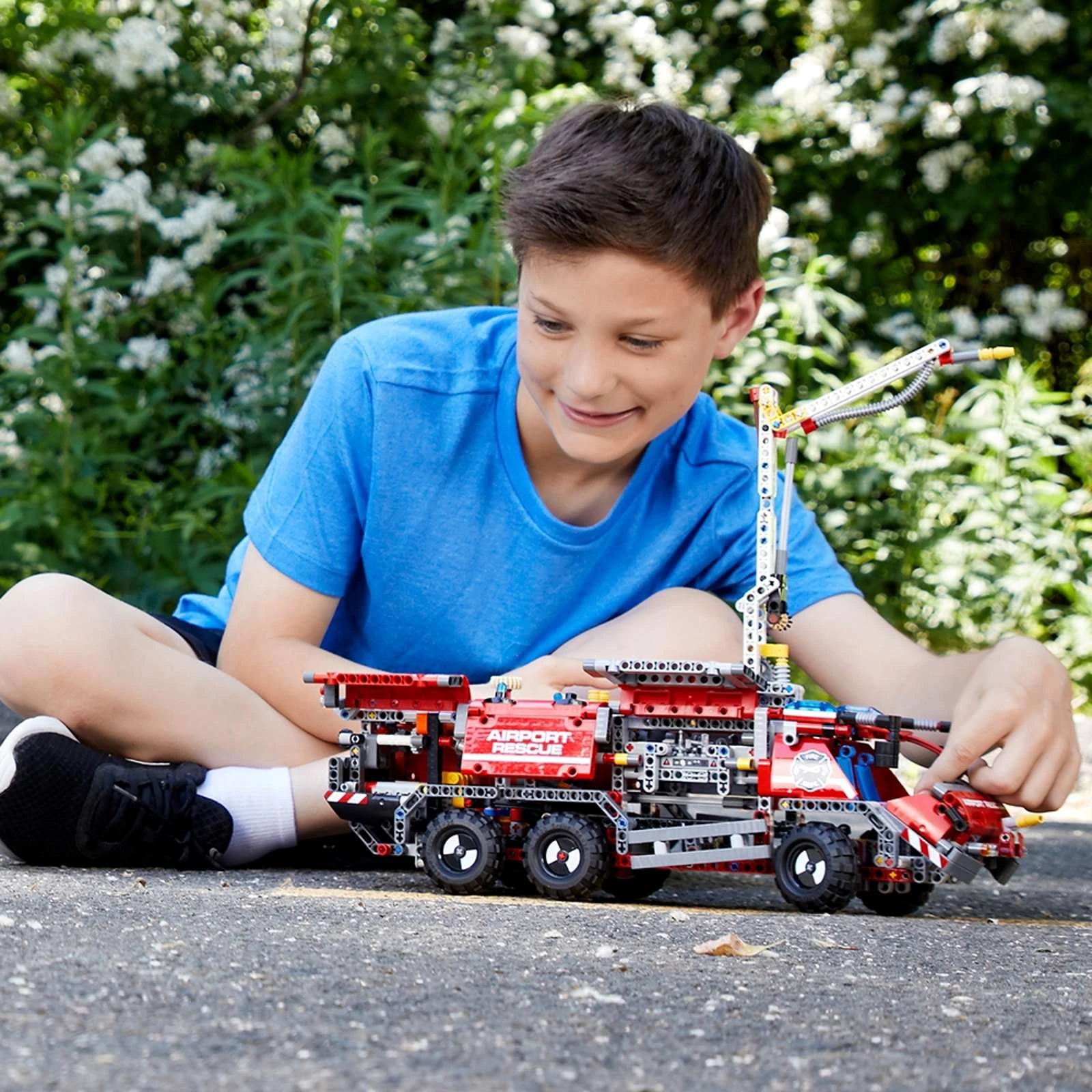 Блоковий конструктор LEGO Technic Автомобіль рятувальної служби аеропорту (42068)