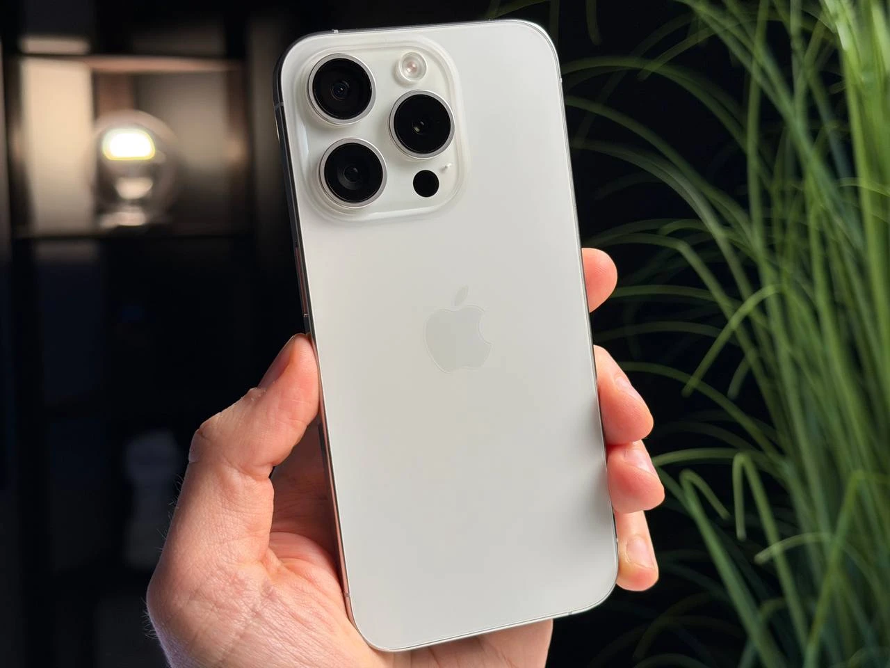 ВЖИВАНИЙ Б/У Apple iPhone 15 Pro 256GB White Titanium (MTV43) - Состояние: хорошее | Аккумулятор: 100% | Комплектация: iPhone, кабель | Гарантия: 3 мес.