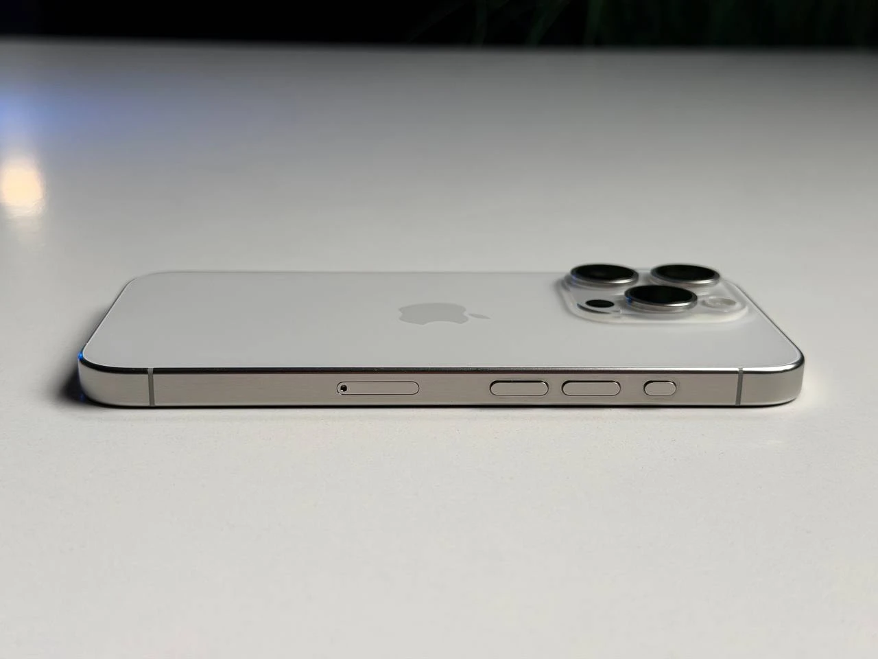 ВЖИВАНИЙ Б/У Apple iPhone 15 Pro 256GB White Titanium (MTV43) - Состояние: хорошее | Аккумулятор: 100% | Комплектация: iPhone, кабель | Гарантия: 3 мес.