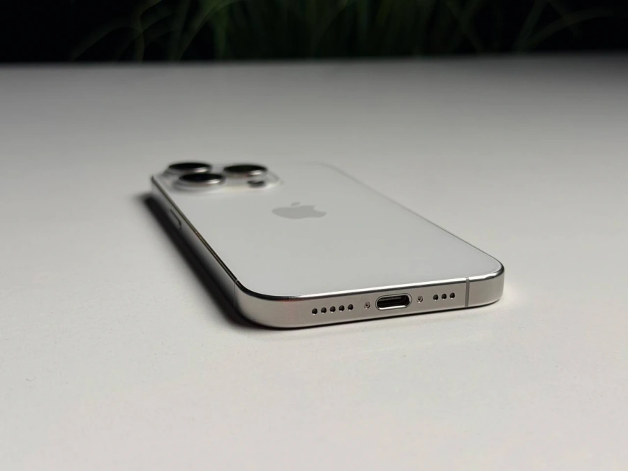 ВЖИВАНИЙ Б/У Apple iPhone 15 Pro 256GB White Titanium (MTV43) - Состояние: хорошее | Аккумулятор: 100% | Комплектация: iPhone, кабель | Гарантия: 3 мес.