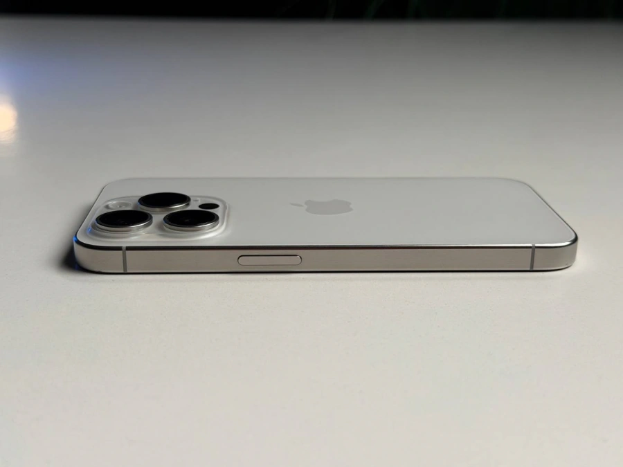 ВЖИВАНИЙ Б/У Apple iPhone 15 Pro 256GB White Titanium (MTV43) - Состояние: хорошее | Аккумулятор: 100% | Комплектация: iPhone, кабель | Гарантия: 3 мес.
