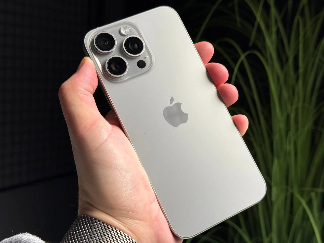 ВЖИВАНИЙ Б/У Apple iPhone 15 Pro Max 256GB Natural Titanium (MU793) - Стан: задовільний | Акумулятор: 87% | Комплектація: iPhone, кабель | Гарантія: 3 міс.