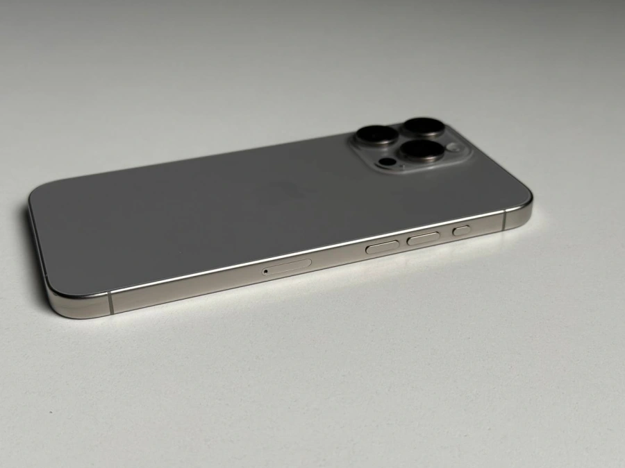 ВЖИВАНИЙ Б/У Apple iPhone 15 Pro Max 256GB Natural Titanium (MU793) - Стан: задовільний | Акумулятор: 87% | Комплектація: iPhone, кабель | Гарантія: 3 міс.