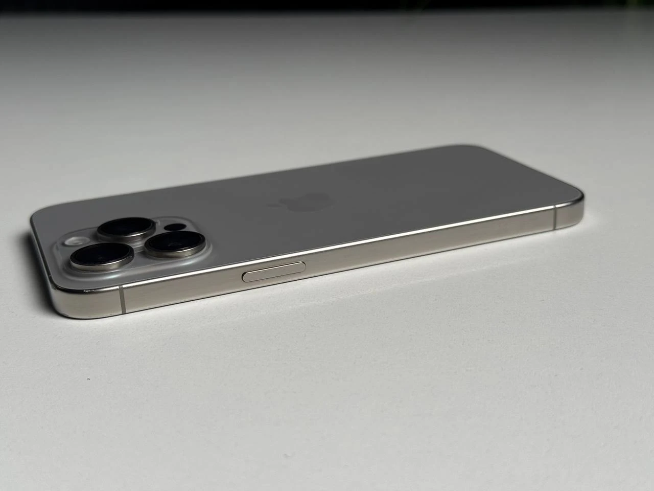 ВЖИВАНИЙ Б/У Apple iPhone 15 Pro Max 256GB Natural Titanium (MU793) - Стан: задовільний | Акумулятор: 87% | Комплектація: iPhone, кабель | Гарантія: 3 міс.