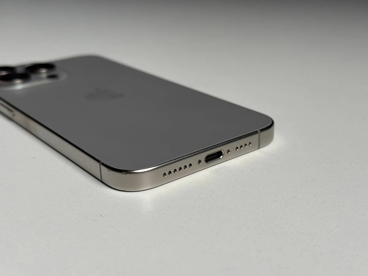 ВЖИВАНИЙ Б/У Apple iPhone 15 Pro Max 256GB Natural Titanium (MU793) - Стан: задовільний | Акумулятор: 87% | Комплектація: iPhone, кабель | Гарантія: 3 міс.