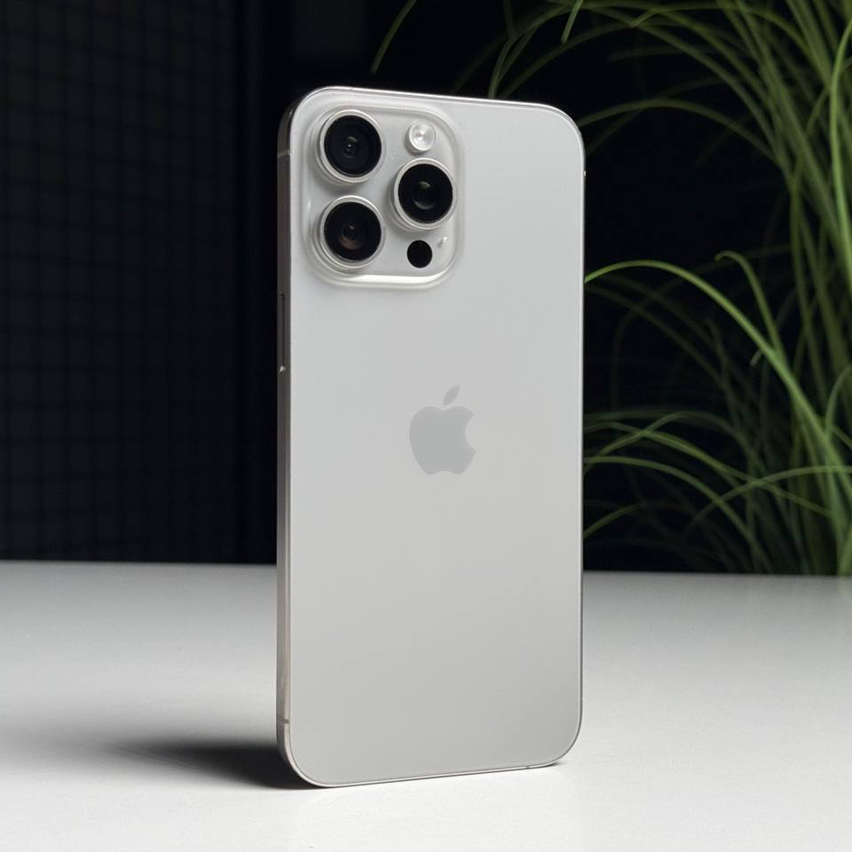 ВЖИВАНИЙ Б/У Apple iPhone 15 Pro Max 256GB Natural Titanium (MU793) - Стан: задовільний | Акумулятор: 87% | Комплектація: iPhone, кабель | Гарантія: 3 міс.