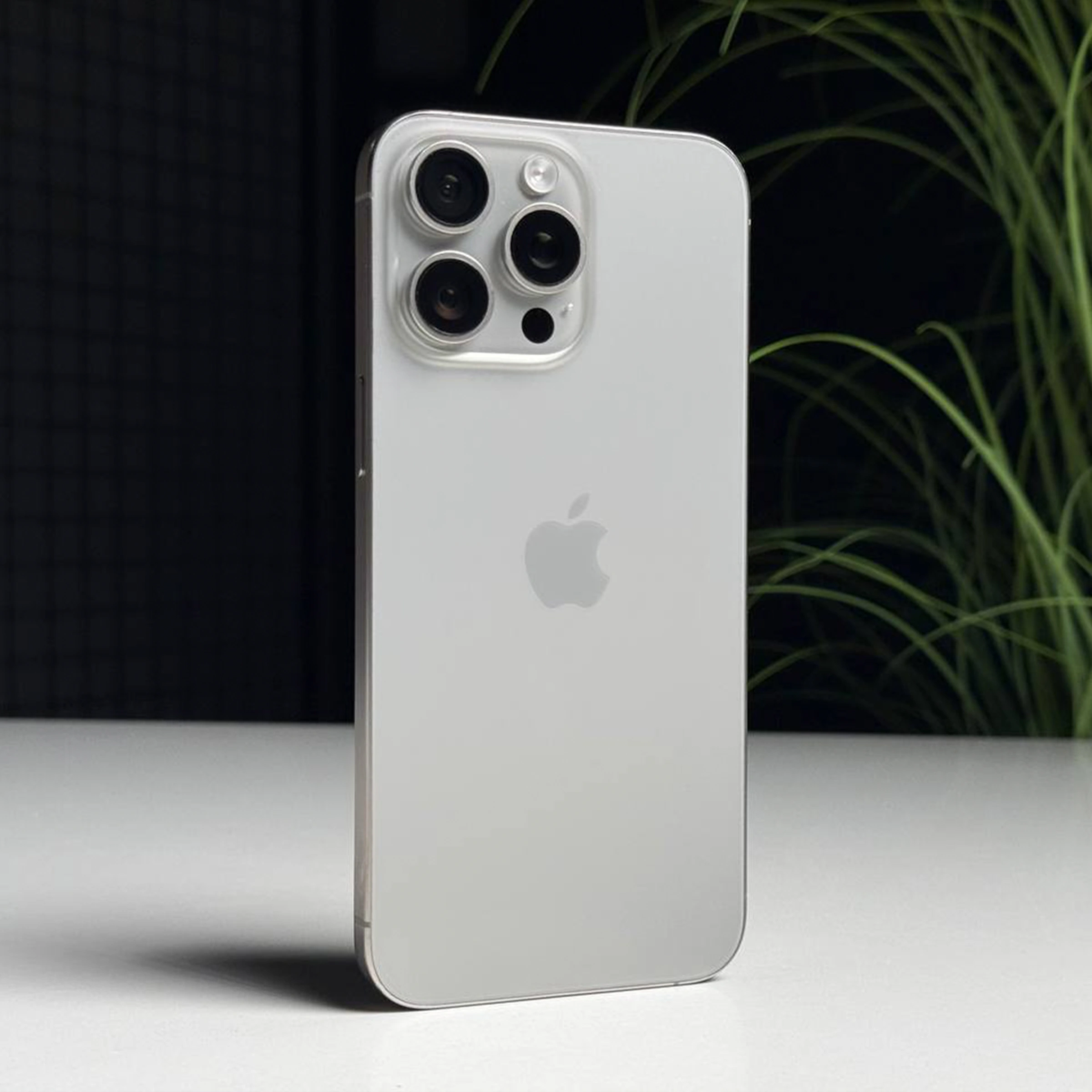 ВЖИВАНИЙ Б/У Apple iPhone 15 Pro Max 256GB Natural Titanium (MU793) - Стан: задовільний | Акумулятор: 87% | Комплектація: iPhone, кабель | Гарантія: 3 міс.