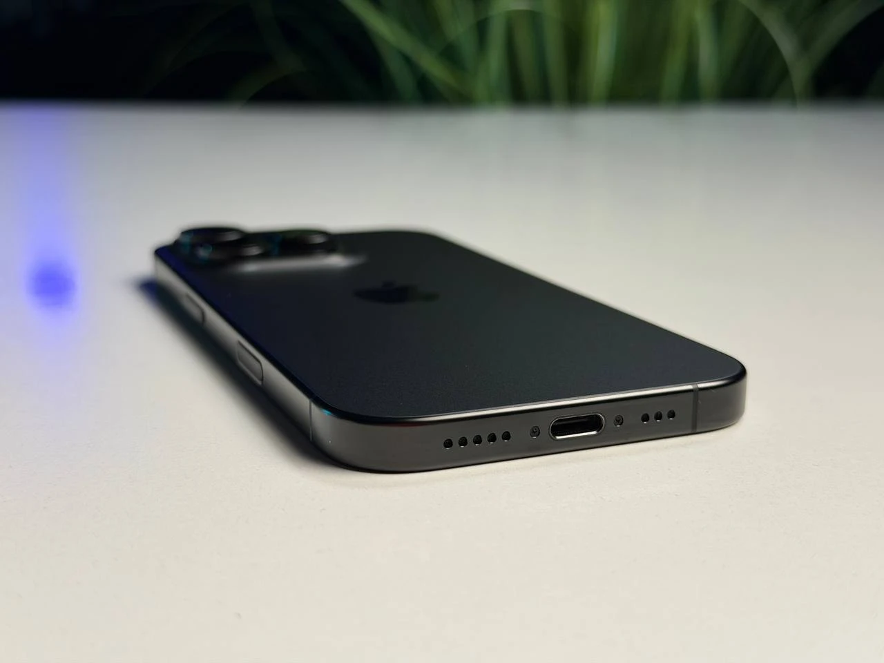 ВЖИВАНИЙ Б/У Apple iPhone 16 Pro 256GB Black Titanium (MYNH3) - Состояние: хороший | Аккумулятор: 93% | Комплектация: iPhone, кабель | Гарантия: 3 мес.