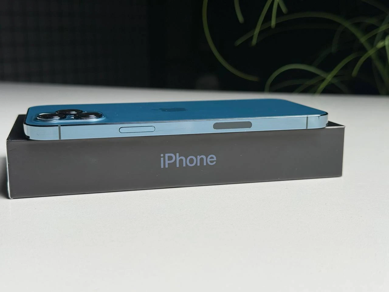 ВЖИВАНИЙ Б/У Apple iPhone 12 Pro Max 256GB Pacific Blue (MGCN3, MGDF3) - Состояние: хороший | Аккумулятор: 100% | Комплектация: полный | Гарантия: 3 мес.