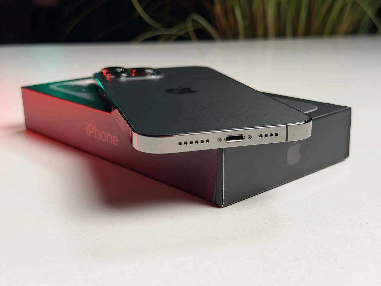 ВЖИВАНИЙ Б/У Apple iPhone 13 Pro Max 256GB Graphite (MLKR3, MLLA3) - Состояние: хороший | Аккумулятор: 100% | Комплектация: полный | Гарантия: 3 мес.