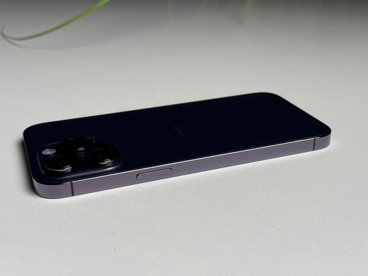 ВЖИВАНИЙ Б/У Apple iPhone 14 Pro Max 256GB Deep Purple (MQ9X3) - Состояние: хороший | Аккумулятор: 100% | Комплектация: iPhone, кабель | Гарантия: 3 мес.