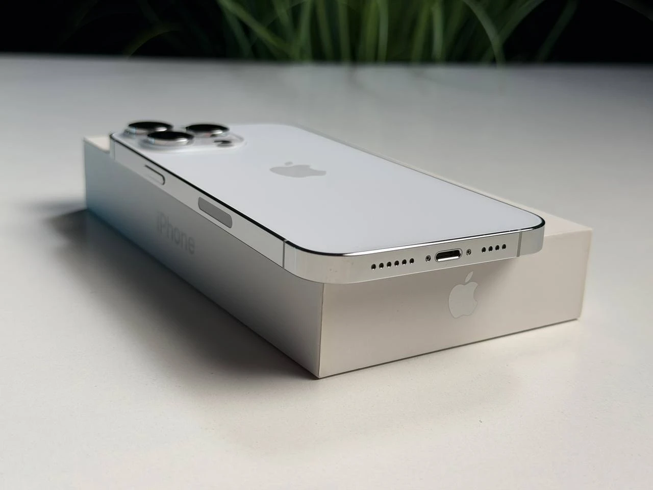 ВЖИВАНИЙ Б/У Apple iPhone 14 Pro Max 256GB Silver eSim (MQ8U3) - Стан: гарний | Акумулятор: 100% | Комплектація: повний | Гарантія: 3 міс.