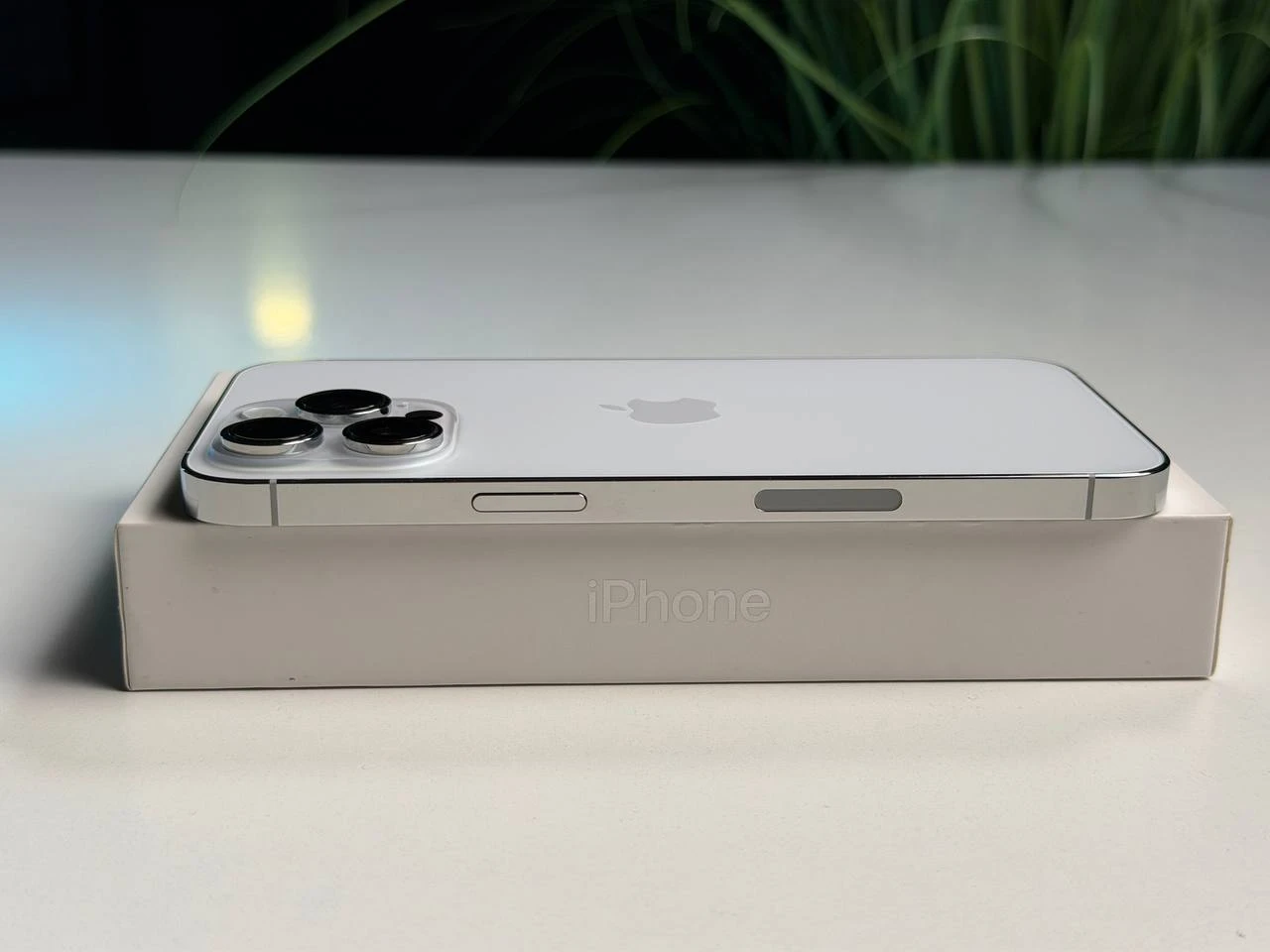 ВЖИВАНИЙ Б/У Apple iPhone 14 Pro Max 256GB Silver eSim (MQ8U3) - Стан: гарний | Акумулятор: 100% | Комплектація: повний | Гарантія: 3 міс.