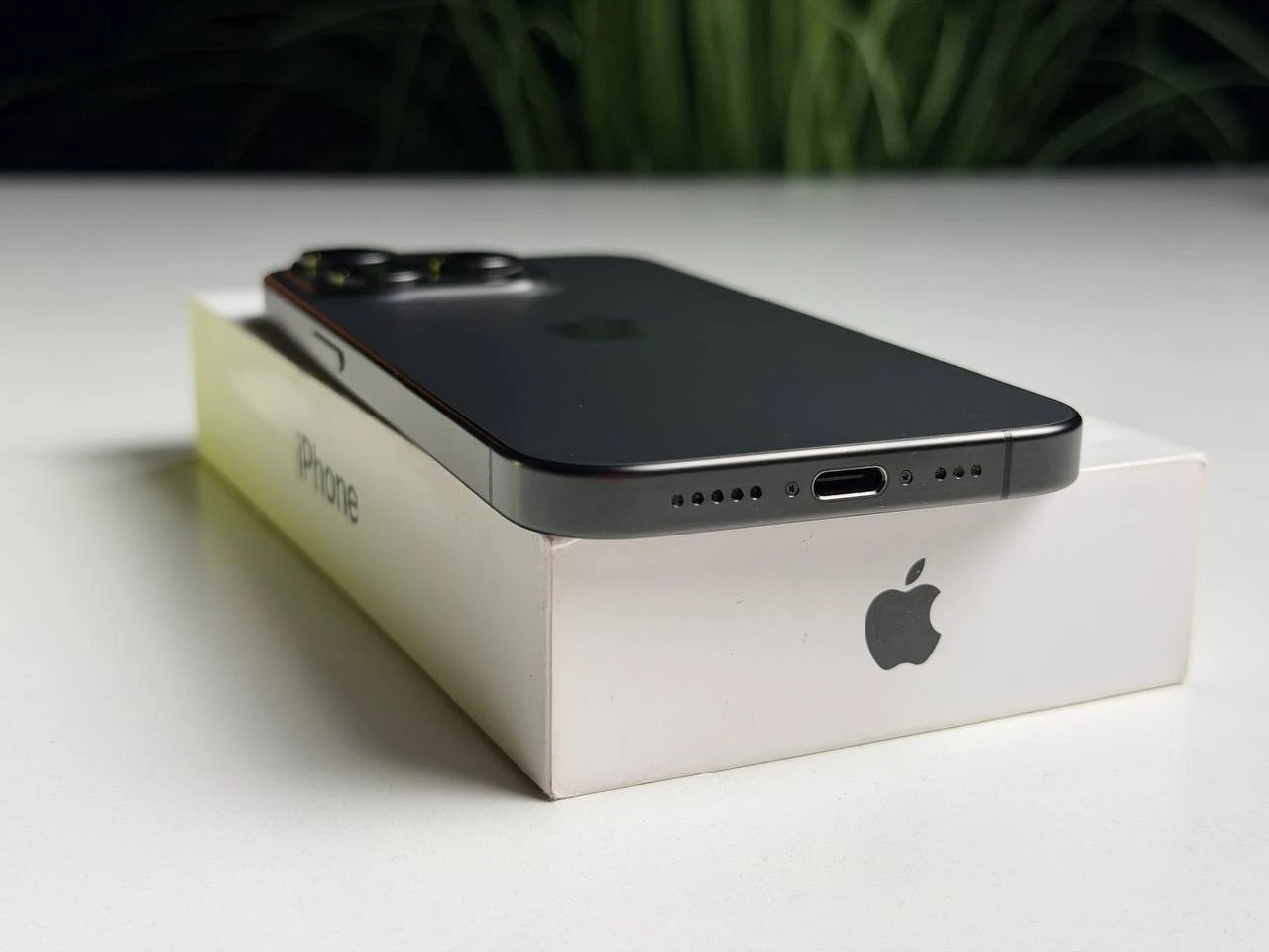 ВЖИВАНИЙ Б/У Apple iPhone 15 Pro 256GB Black Titanium (MTV13) - Стан: гарний | Акумулятор: 88% | Комплектація: повний | Гарантія: 3 міс.