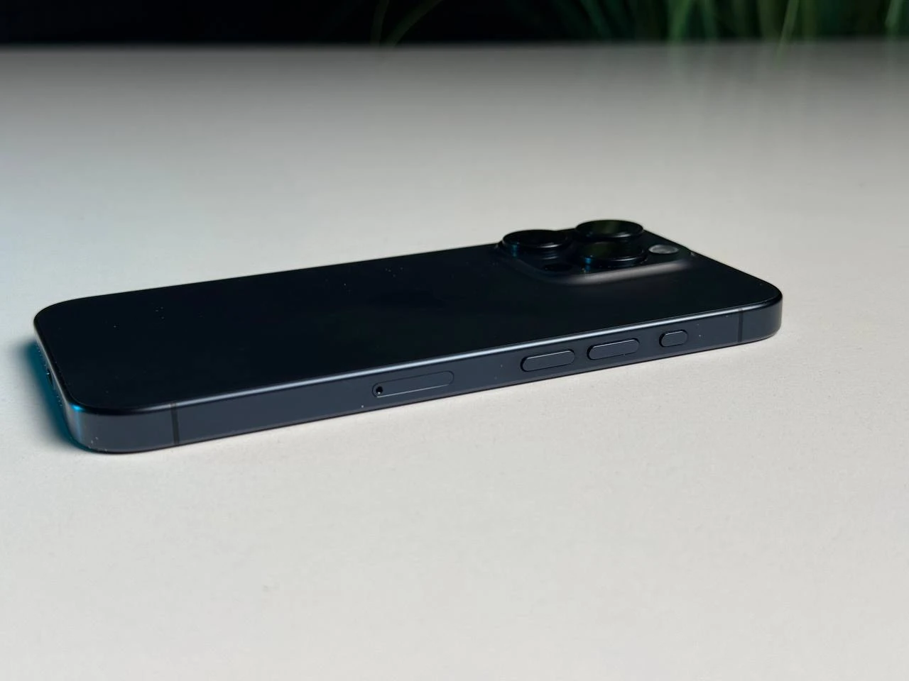 ВЖИВАНИЙ Б/У Apple iPhone 15 Pro 256GB Blue Titanium (MTV63) - Состояние: хороший | Аккумулятор: 88% | Комплектация: iPhone, кабель | Гарантия: 3 мес.