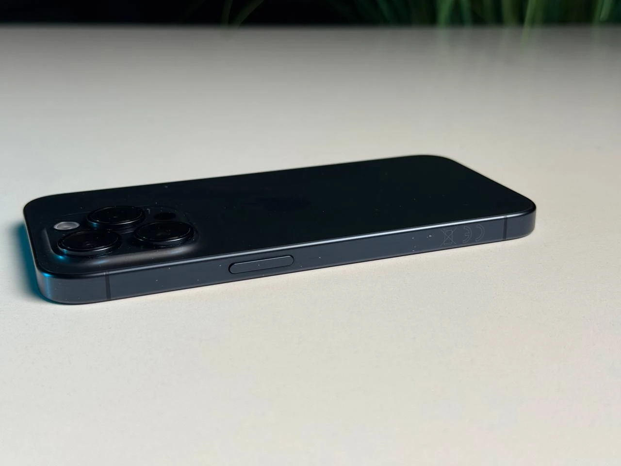 ВЖИВАНИЙ Б/У Apple iPhone 15 Pro 256GB Blue Titanium (MTV63) - Состояние: хороший | Аккумулятор: 88% | Комплектация: iPhone, кабель | Гарантия: 3 мес.