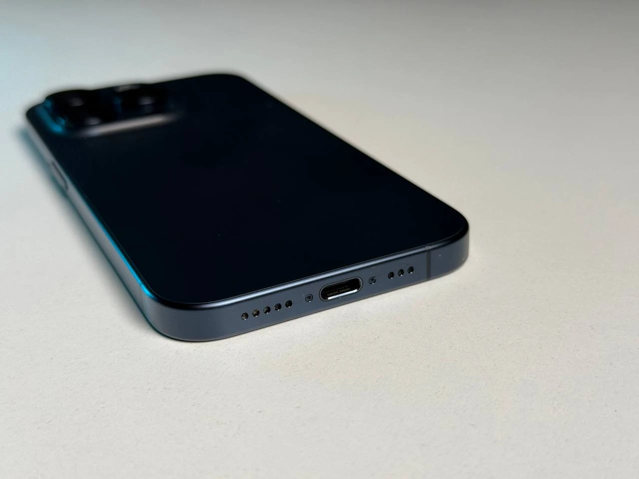 ВЖИВАНИЙ Б/У Apple iPhone 15 Pro 256GB Blue Titanium (MTV63) - Состояние: хороший | Аккумулятор: 88% | Комплектация: iPhone, кабель | Гарантия: 3 мес.