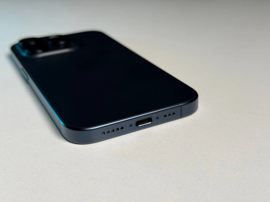 ВЖИВАНИЙ Б/У Apple iPhone 15 Pro 256GB Blue Titanium (MTV63) - Состояние: хороший | Аккумулятор: 88% | Комплектация: iPhone, кабель | Гарантия: 3 мес.