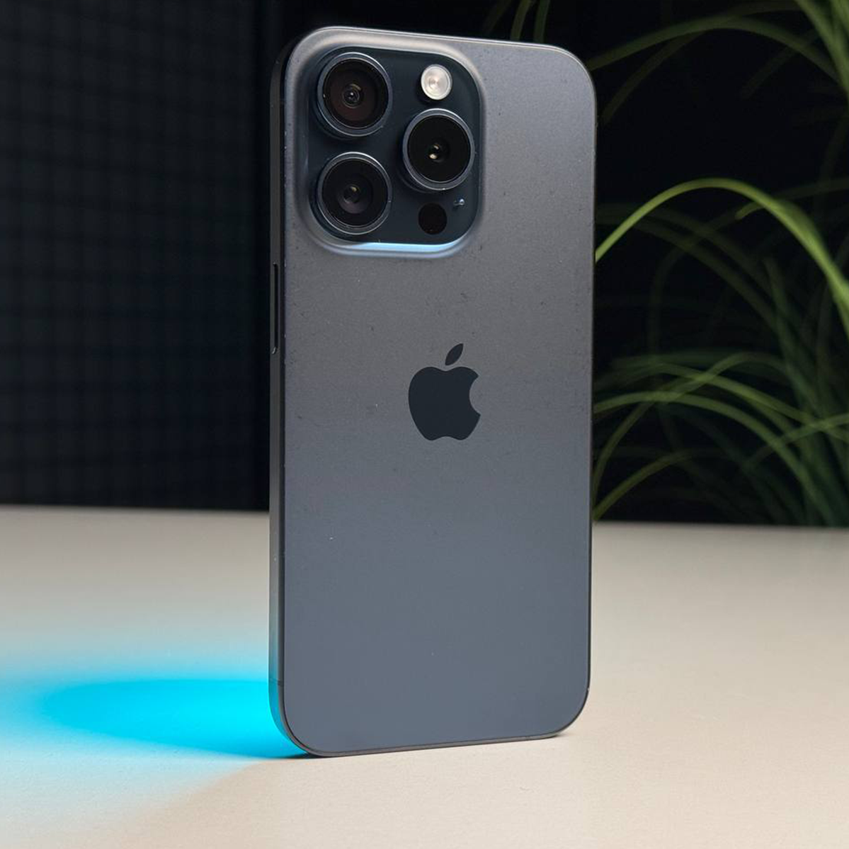 ВЖИВАНИЙ Б/У Apple iPhone 15 Pro 256GB Blue Titanium (MTV63) - Состояние: хороший | Аккумулятор: 88% | Комплектация: iPhone, кабель | Гарантия: 3 мес.