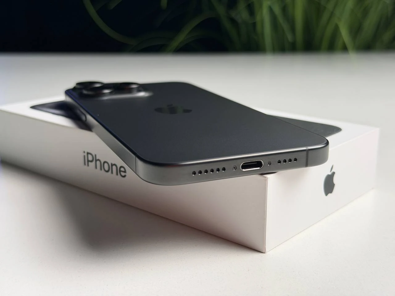 ВЖИВАНИЙ Б/У Apple iPhone 15 Pro Max 256GB Black Titanium (MU773) - Стан: гарний | Акумулятор: 100% | Комплектація: повний | Гарантія: 3 міс.