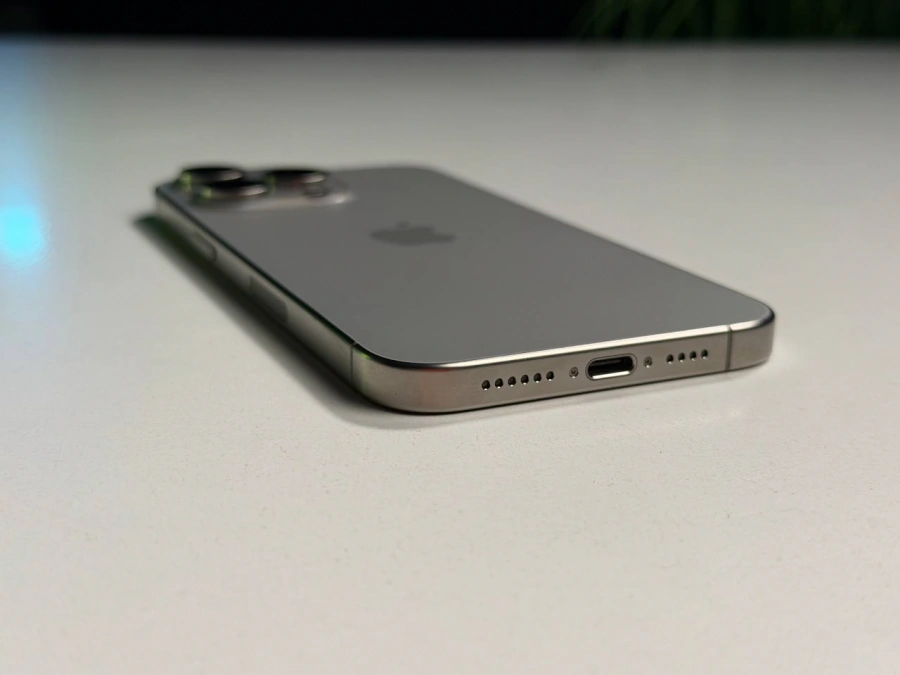 ВЖИВАНИЙ Б/У Apple iPhone 15 Pro Max 256GB Natural Titanium eSim (MU683) - Состояние: хороший | Аккумулятор: 100% | Комплектация: iPhone, кабель | Гарантия: 3 мес.