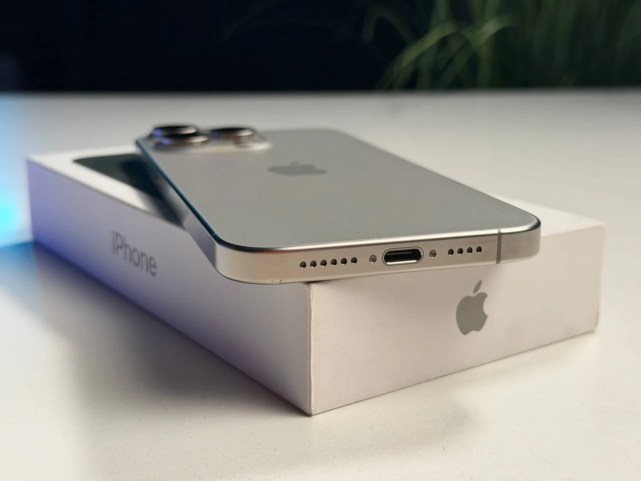 ВЖИВАНИЙ Б/У Apple iPhone 15 Pro Max 256GB Natural Titanium (MU793) - Стан: гарний | Акумулятор: 100% | Комплектація: повний | Гарантія: 3 міс.