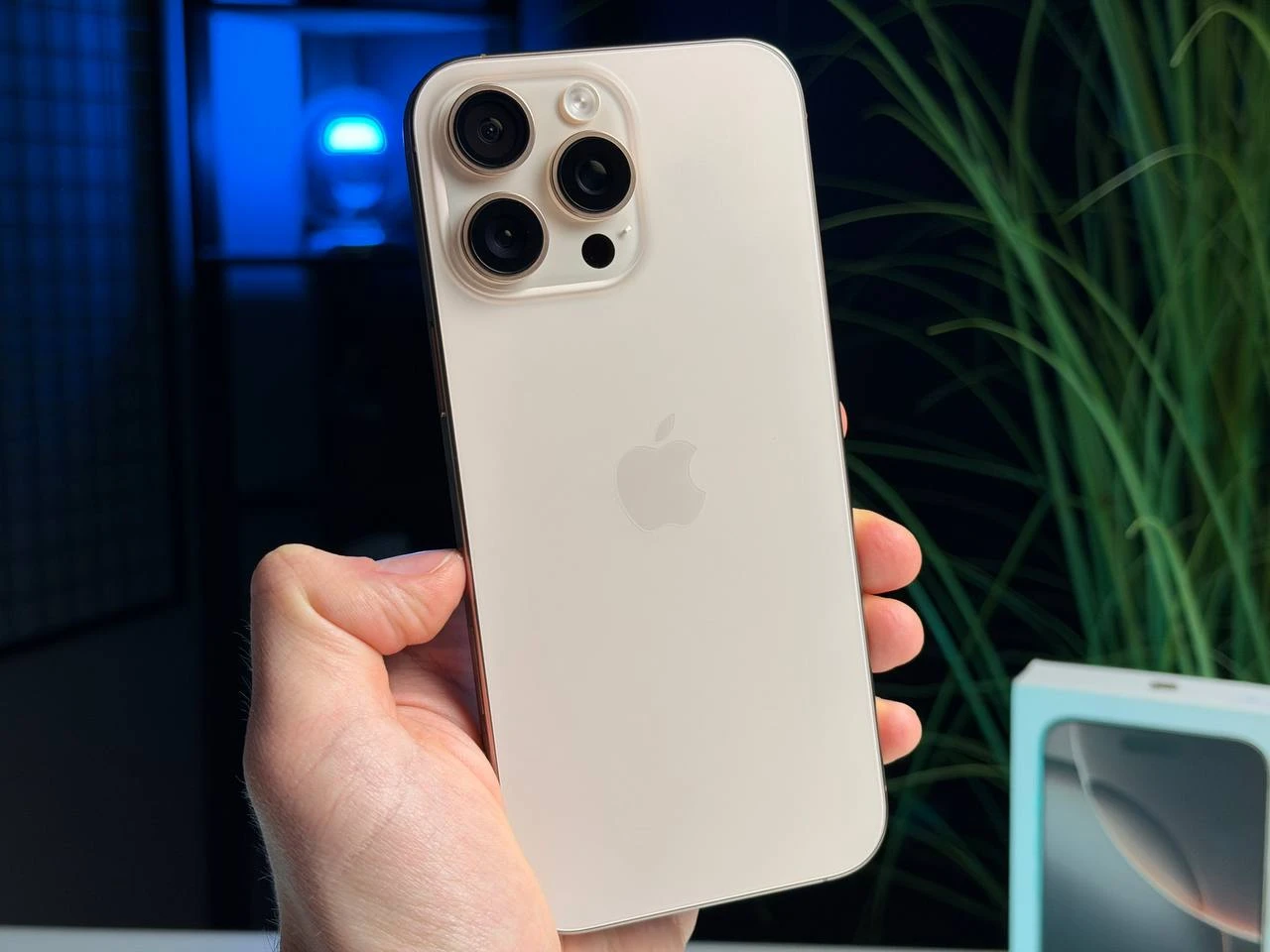 ВЖИВАНИЙ Б/У Apple iPhone 16 Pro Max 256GB Desert Titanium (MYWX3) - Стан: гарний | Акумулятор: 95% | Комплектація: повний | Гарантія: 3 міс.