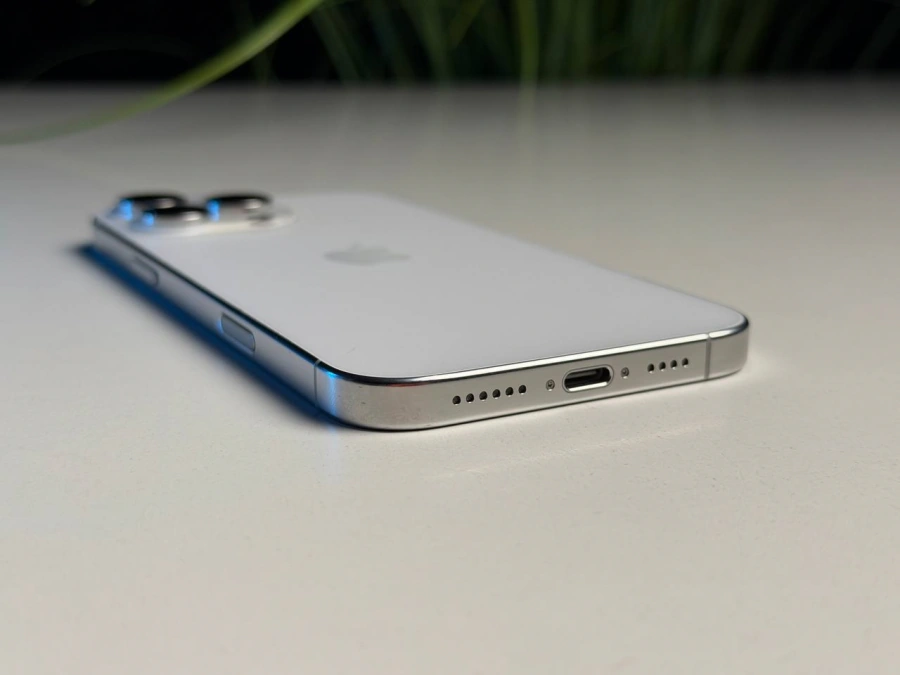 ВЖИВАНИЙ Б/У Apple iPhone 16 Pro Max 256GB White Titanium (MYWW3) - Стан: гарний | Акумулятор: 90% | Комплектація: iPhone, кабель | Гарантія: 3 міс.