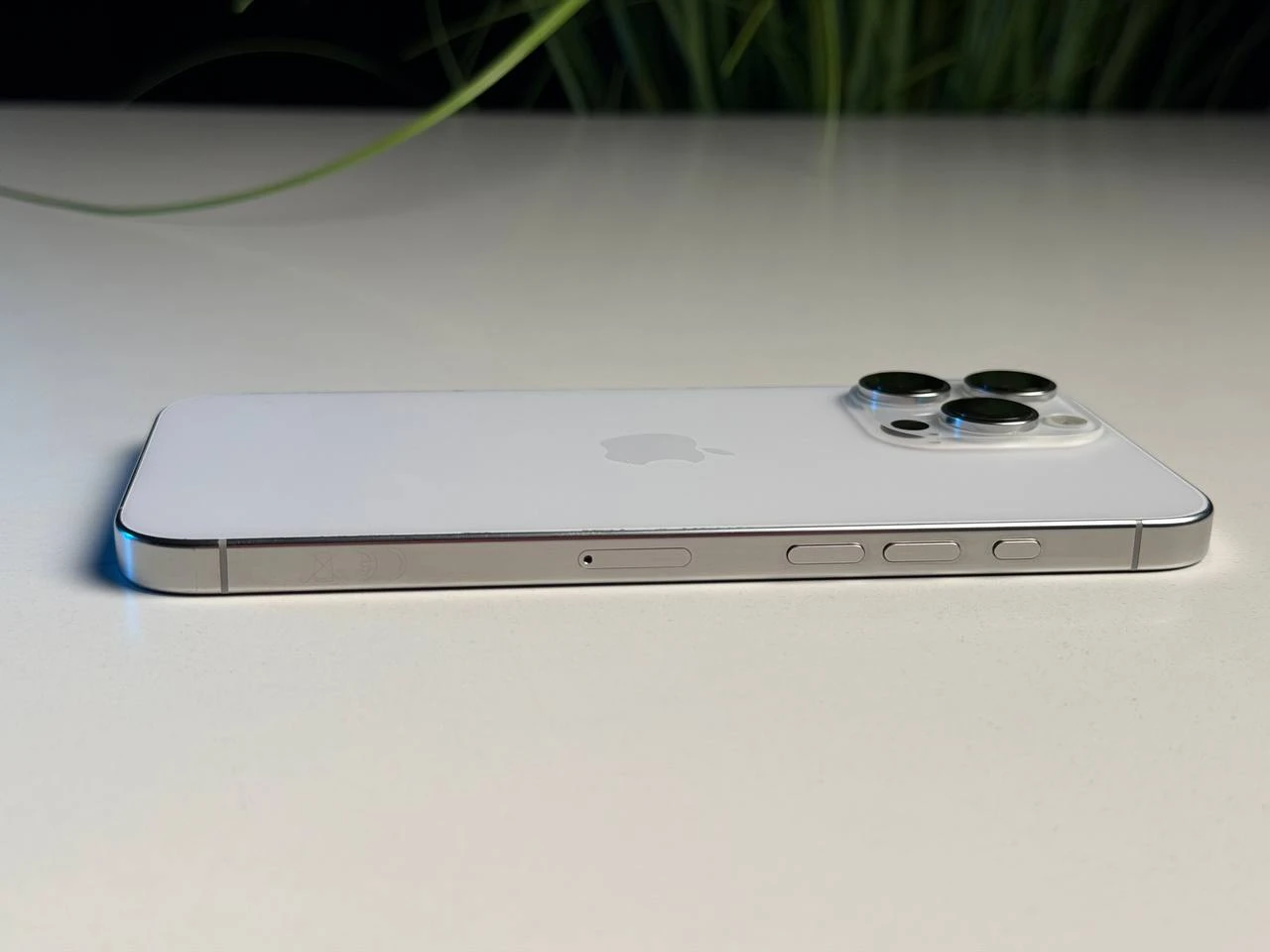 ВЖИВАНИЙ Б/У Apple iPhone 16 Pro Max 256GB White Titanium (MYWW3) - Состояние: хороший | Аккумулятор: 90% | Комплектация: iPhone, кабель | Гарантия: 3 мес.