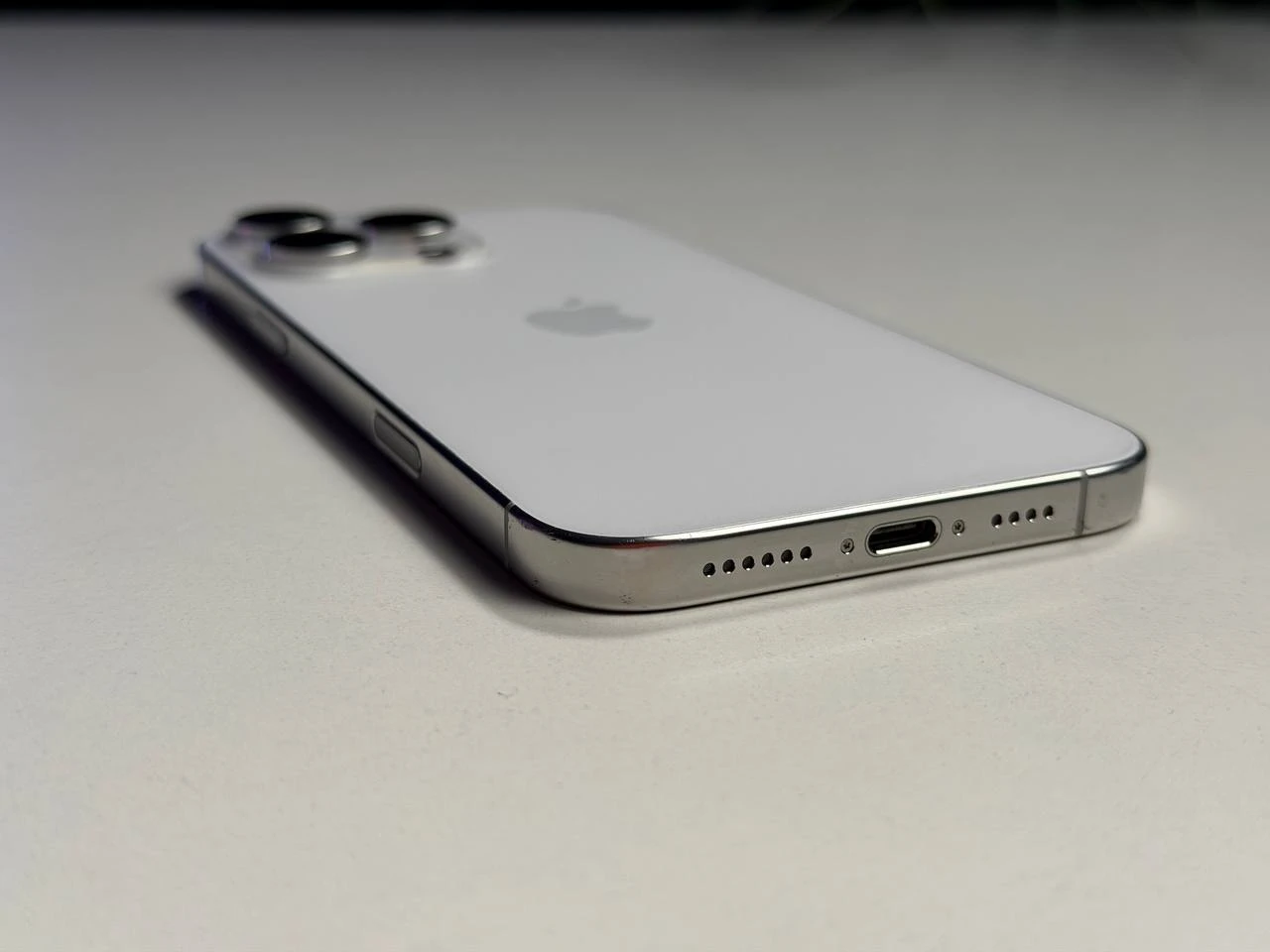 ВЖИВАНИЙ Б/У Apple iPhone 16 Pro Max 256GB White Titanium (MYWW3) - Стан: гарний | Акумулятор: 98% | Комплектація: iPhone, кабель | Гарантія: 3 міс.