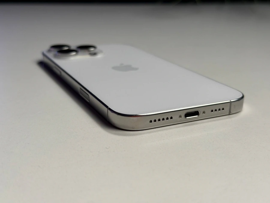 ВЖИВАНИЙ Б/У Apple iPhone 16 Pro Max 256GB White Titanium (MYWW3) - Стан: гарний | Акумулятор: 98% | Комплектація: iPhone, кабель | Гарантія: 3 міс.