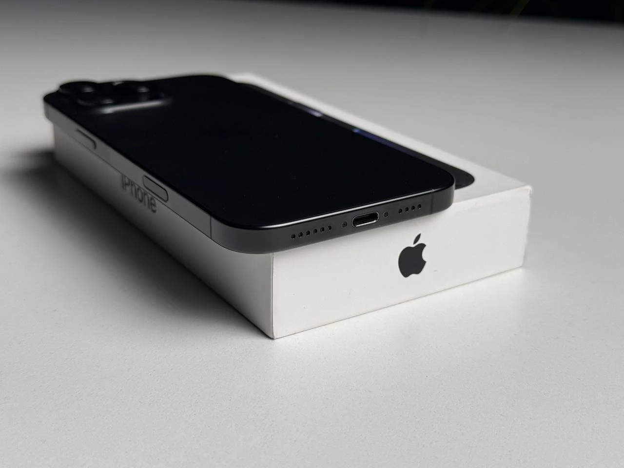 ВЖИВАНИЙ Б/У Apple iPhone 16 Pro Max 512GB Black Titanium (MYX03) - Стан: гарний | Акумулятор: 93% | Комплектація: повний | Гарантія: 3 міс.