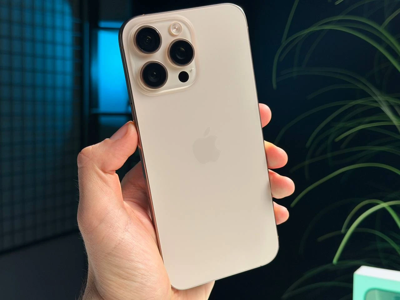 ВЖИВАНИЙ Б/У Apple iPhone 16 Pro Max 512GB Desert Titanium (MYX23) - Стан: гарний | Акумулятор: 94% | Комплектація: повний | Гарантія: 3 міс.