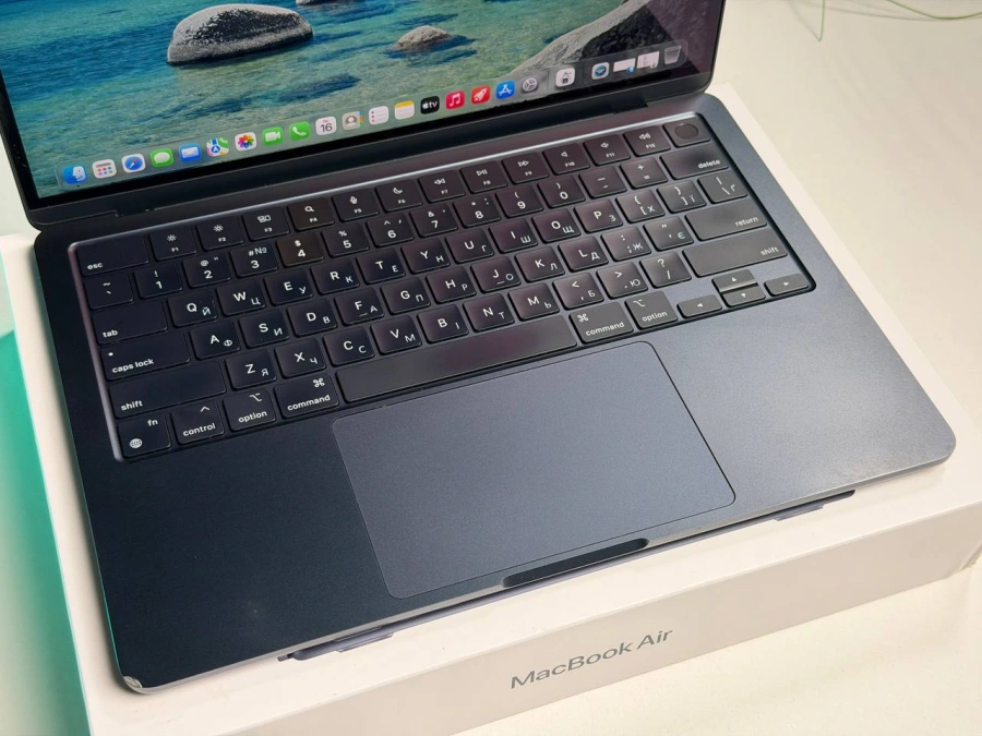 ВЖИВАНИЙ Б/У MacBook Air 13.6" M2/8CPU/8GPU/8GB/256GB Midnight 2022 (MLY33) - Стан: гарний | Акумулятор: 88% | Комплектація: повний | Гарантія: 3 міс.