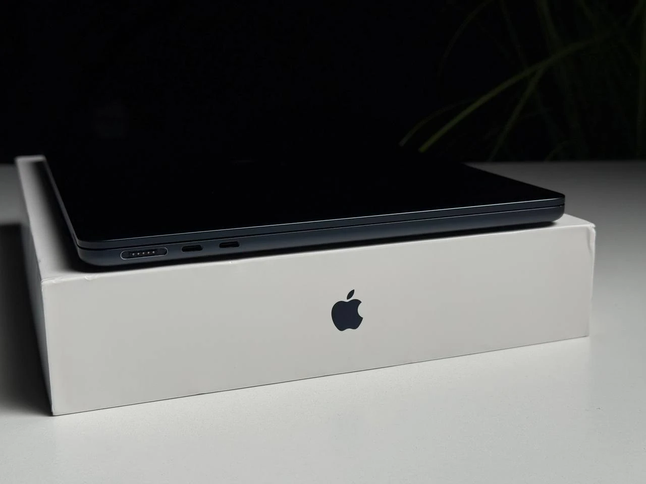 ВЖИВАНИЙ Б/У MacBook Air 13.6" M2/8CPU/8GPU/8GB/256GB Midnight 2022 (MLY33) - Состояние: хороший | Аккумулятор: 95% | Комплектация: полный | Гарантия: 3 мес.