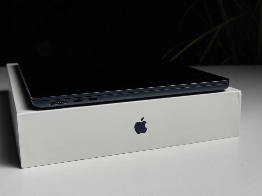 ВЖИВАНИЙ Б/У MacBook Air 13.6" M2/8CPU/8GPU/8GB/256GB Midnight 2022 (MLY33) - Стан: гарний | Акумулятор: 95% | Комплектація: повний | Гарантія: 3 міс.