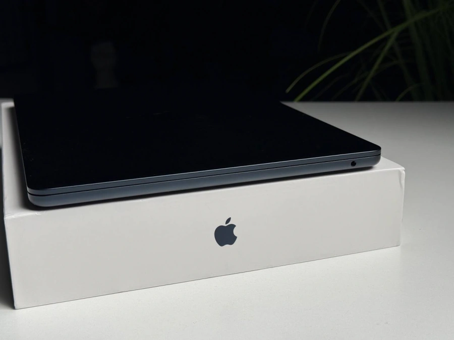 ВЖИВАНИЙ Б/У MacBook Air 13.6" M2/8CPU/8GPU/8GB/256GB Midnight 2022 (MLY33) - Стан: гарний | Акумулятор: 95% | Комплектація: повний | Гарантія: 3 міс.