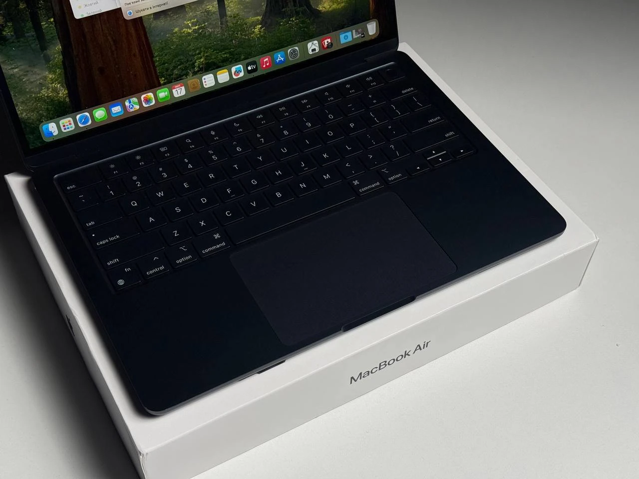 ВЖИВАНИЙ Б/У MacBook Air 13.6" M2/8CPU/8GPU/8GB/256GB Midnight 2022 (MLY33) - Состояние: хороший | Аккумулятор: 95% | Комплектация: полный | Гарантия: 3 мес.