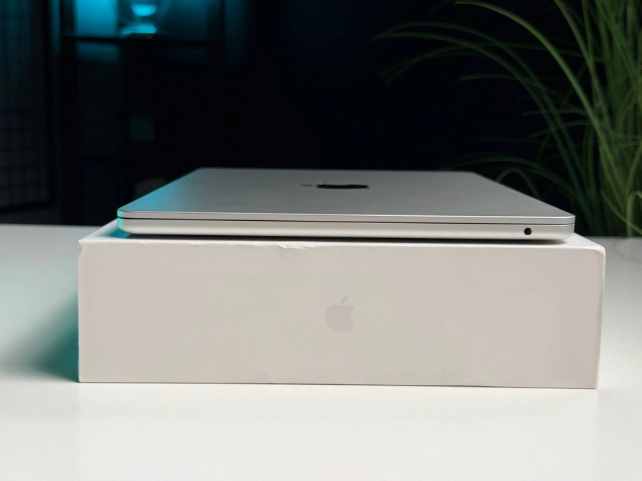 ВЖИВАНИЙ Б/У MacBook Air 13.6" M2/8CPU/8GPU/8GB/256GB Silver 2022 (MLXY3) - Стан: задовільний | Акумулятор: 86% | Комплектація: повний | Гарантія: 3 міс.