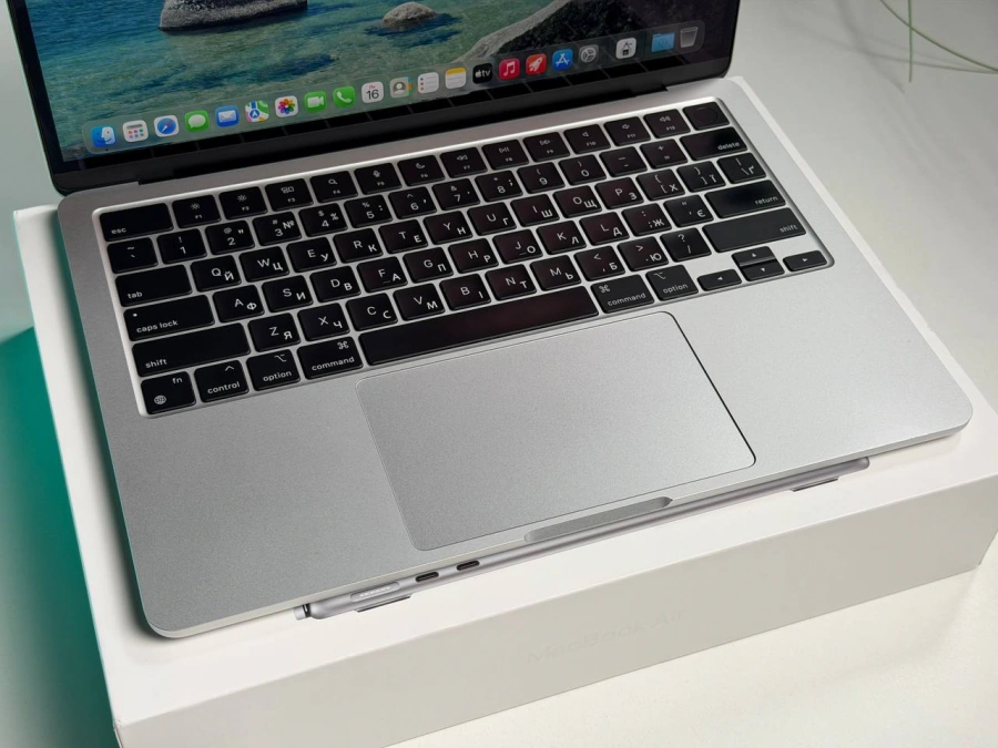 ВЖИВАНИЙ Б/У MacBook Air 13.6" M2/8CPU/8GPU/8GB/256GB Silver 2022 (MLXY3) - Стан: задовільний | Акумулятор: 86% | Комплектація: повний | Гарантія: 3 міс.