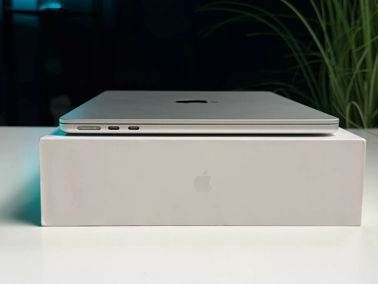 ВЖИВАНИЙ Б/У MacBook Air 13.6" M2/8CPU/8GPU/8GB/256GB Silver 2022 (MLXY3) - Состояние: удовлетворительный | Аккумулятор: 86% | Комплектация: полный | Гарантия: 3 мес.