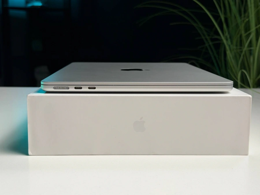 ВЖИВАНИЙ Б/У MacBook Air 13.6" M2/8CPU/8GPU/8GB/256GB Silver 2022 (MLXY3) - Стан: задовільний | Акумулятор: 86% | Комплектація: повний | Гарантія: 3 міс.