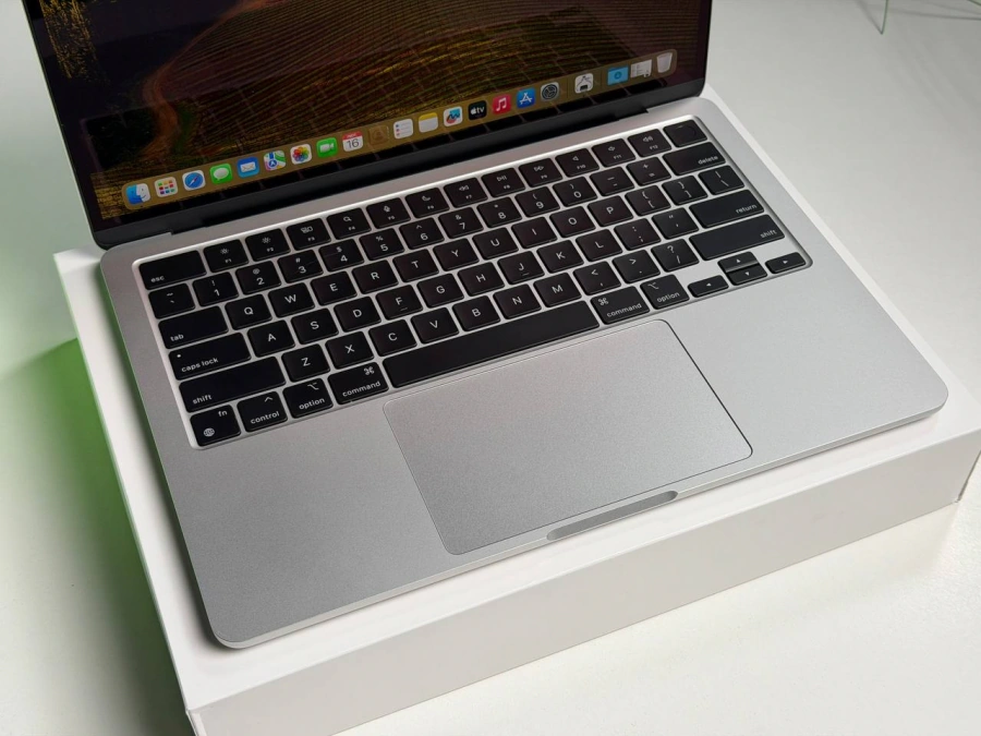 ВЖИВАНИЙ Б/У MacBook Air 13.6" Silver 2022 (MLY03) - Стан: гарний | Акумулятор: 100% | Комплектація: повний | Гарантія: 3 міс.