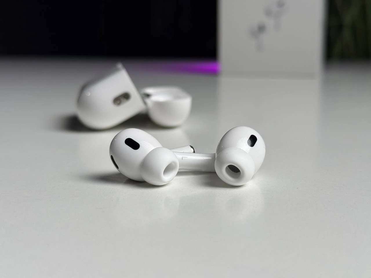 ВЖИВАНИЙ Б/У Навушники Apple AirPods Pro 2 with MagSafe Charging Case with Speaker (MQD83) - Стан: гарний | Комплектація: AirPods, коробка | Гарантія: 1 міс.