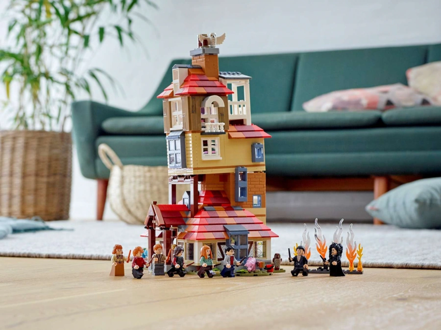 Блоковий конструктор Lego Harry Potter Напад на притулок (75980)