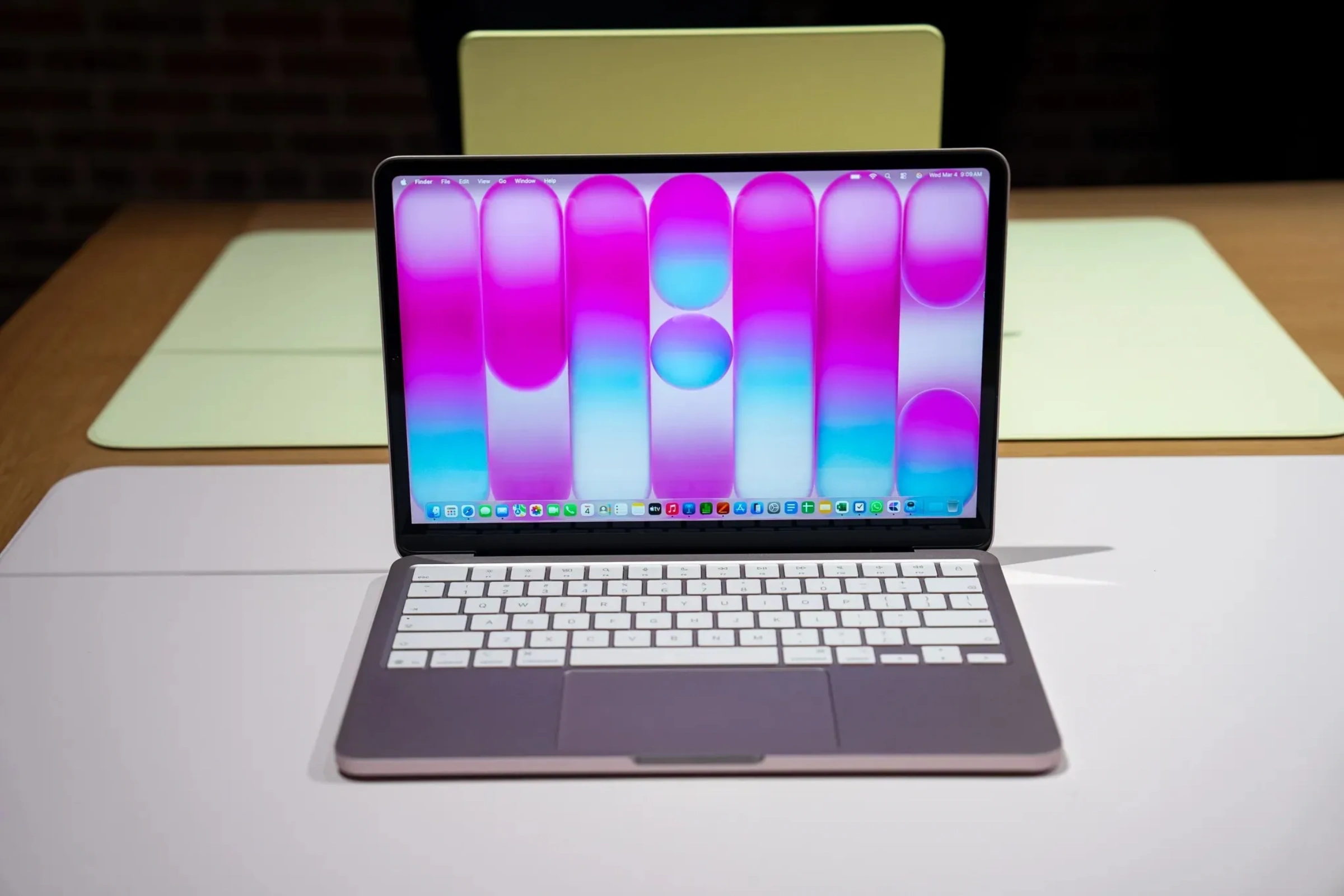 MacBook Neo против MacBook Air M2: сравнение моделей