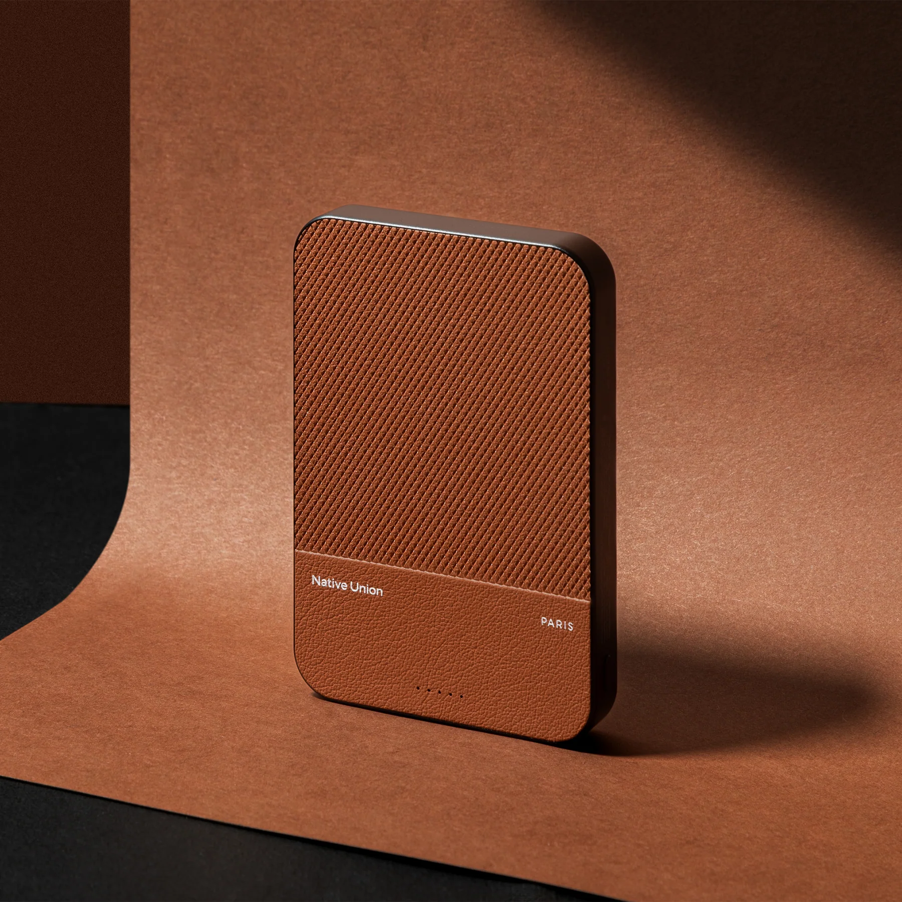 Магнітний павербанк Native Union (Re) Classic Magnetic Power Bank 10 000mAh - Tan (PB-10KMS-TAN)
