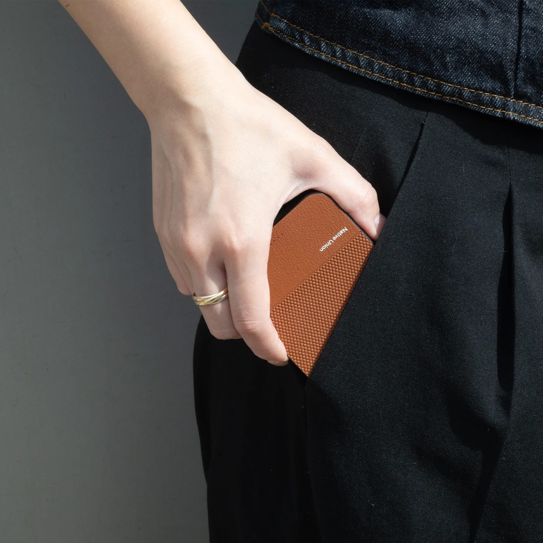 Магнітний павербанк Native Union (Re) Classic Magnetic Power Bank 10 000mAh - Tan (PB-10KMS-TAN)