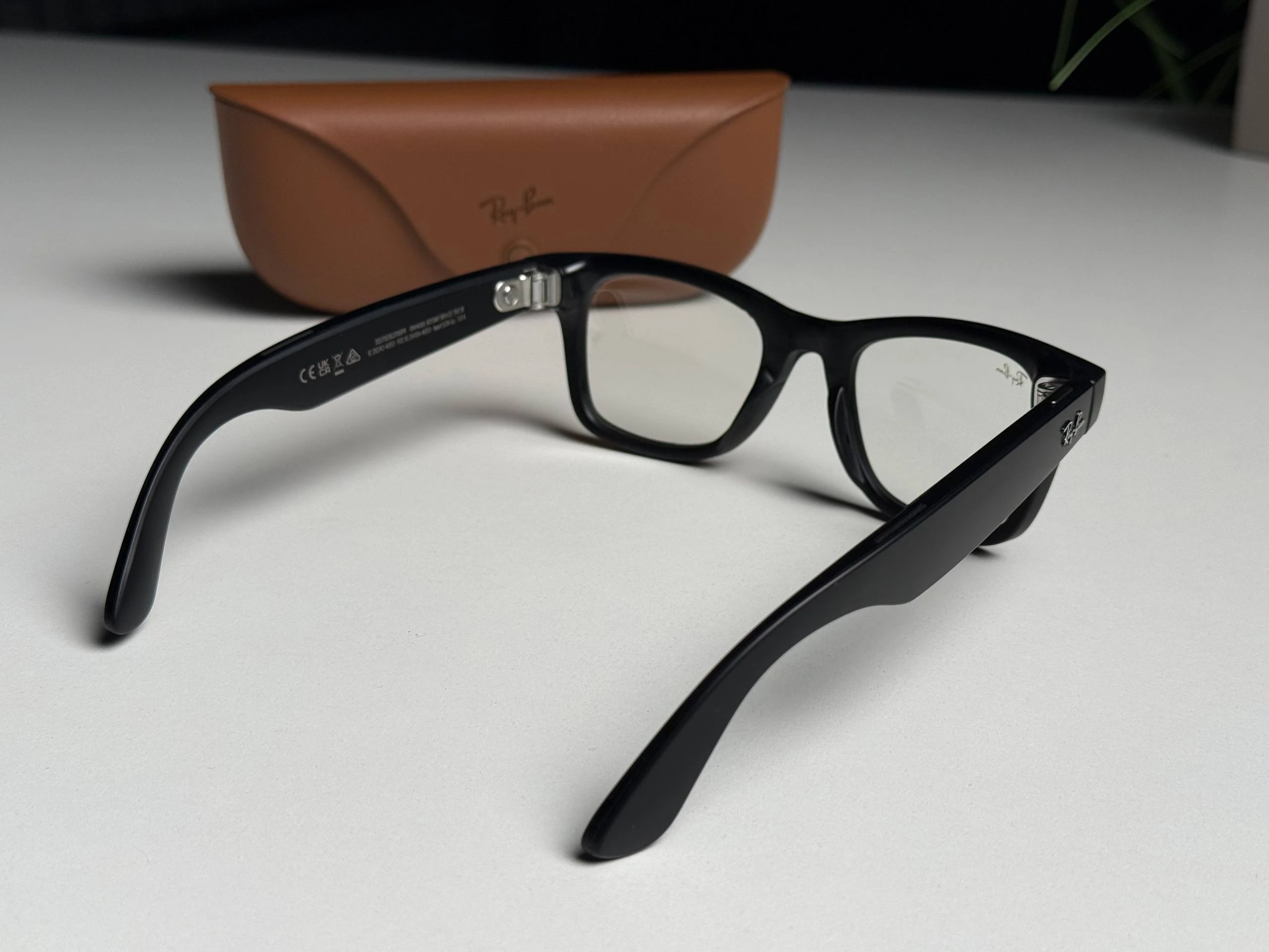 ВІТРИННІ Смарт-окуляри Ray-Ban | Meta Wayfarer Standard - Matte Black / Clear to G-15 Green Transitions (RW4006 601SM1 50-22) - Стан: гарний | Акумулятор: 100% | Комплектація: повний | Гарантія: 3 міс.