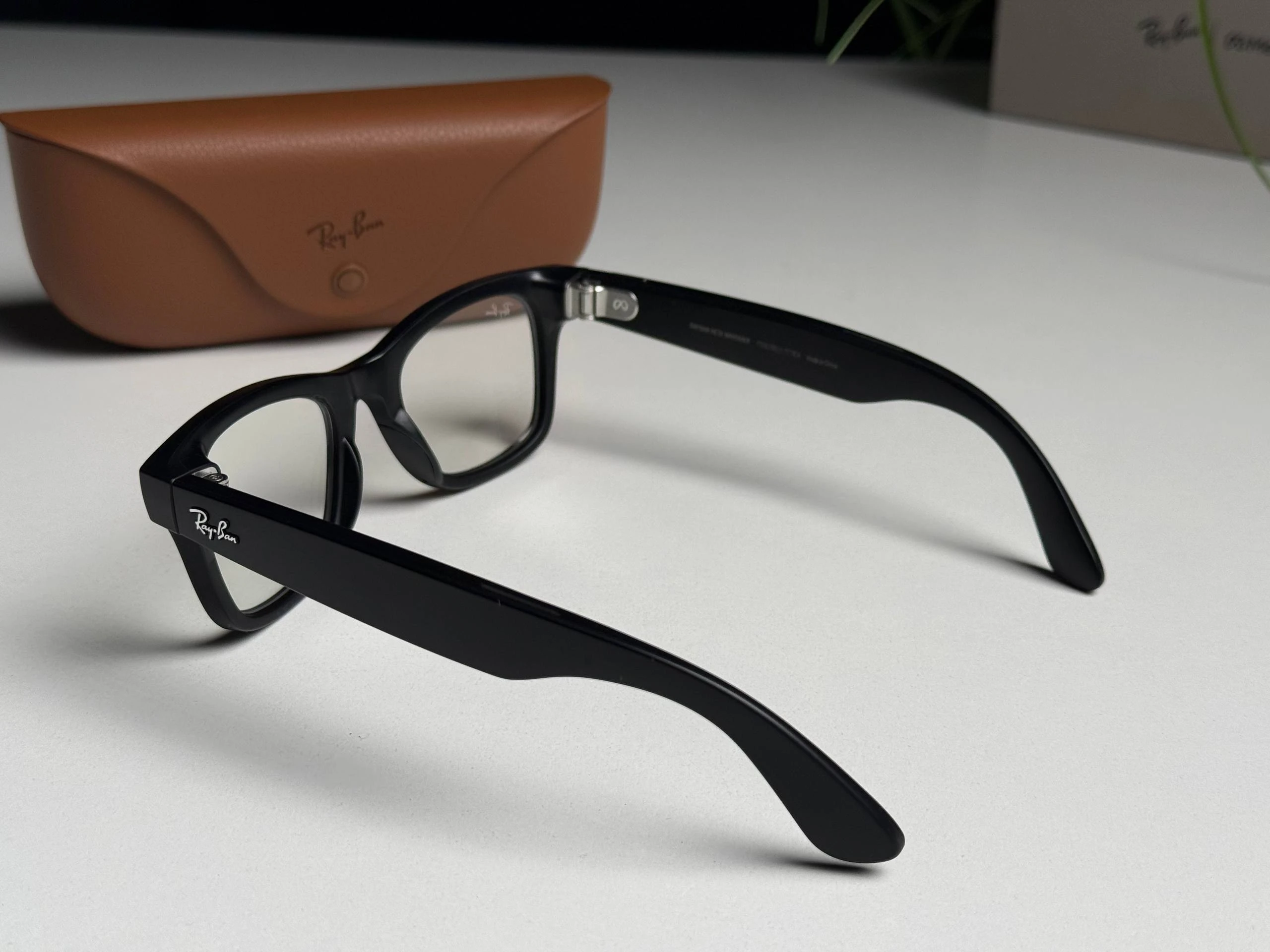 ВІТРИННІ Смарт-окуляри Ray-Ban | Meta Wayfarer Standard - Matte Black / Clear to G-15 Green Transitions (RW4006 601SM1 50-22) - Стан: гарний | Акумулятор: 100% | Комплектація: повний | Гарантія: 3 міс.